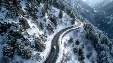 冬季雪天行車安全指南:全面準備與駕駛技巧須知