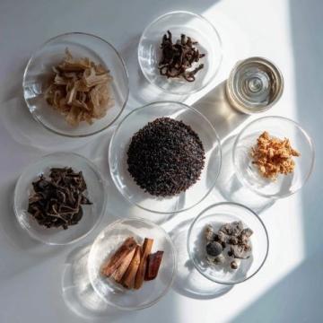以下是關(guān)于西寧美食釀皮的介紹