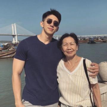 李大姐喜迎婆婆89歲壽辰，攜夫返鄉(xiāng)探親孝心滿滿