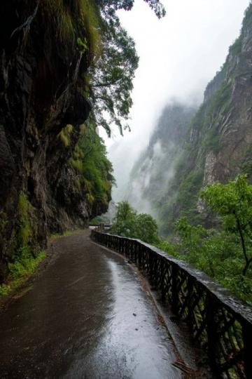 我們從金口河大峽谷出來后,踏入迤沙拉村,就好似走進了千年的時光隧道