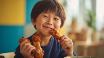 郝劭文妻子二胎生子，曬兒子吃雞腿照笑翻網(wǎng)友