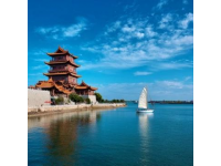 青島是中國海濱重要城市的教育中心 青島市擁有多所高校包括綜合性大學和重點高校等，各個高校都具有不同的特點和優勢。