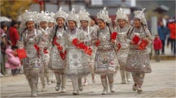 五一重慶銀發游攻略：避坑指南+安全貼士，帶父母玩轉8D魔幻城之旅