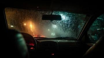 雨天安全行駛指南:降低車(chē)速、控好距離、亮尾燈