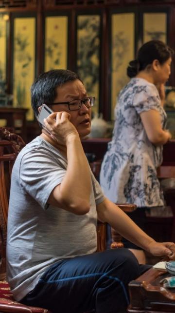 聚餐中賀峻霖突感不適,劉曉慶果斷處理