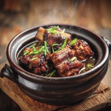西峰下莊羊肉那可是一絕,清晨羊肉館子就開始忙碌,大鐵鍋里羊肉湯翻滾