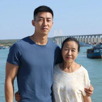 賴岳謙陪著妻子周玉琴回到福州慶祝生日,真是讓人驚訝!周玉琴是福建人