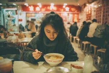 憶往昔味中餐:食堂午餐里的時光印記與美味交織