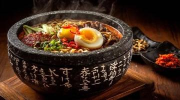 在長春皓月大路與萬福街交匯處,有家灶八鮮柴火燉,這飯店,實在有點與眾不同!