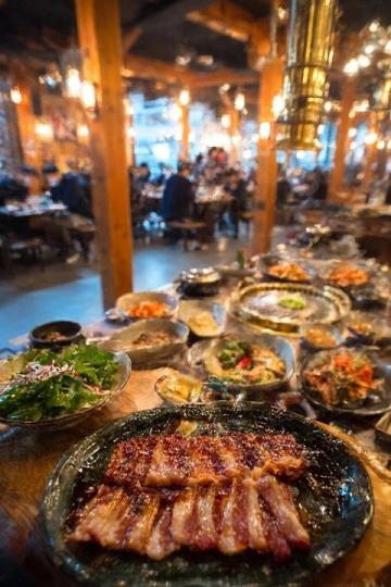 好久沒有來過南坪了,今天我們?nèi)コ蕴脱蛉怵^,這家開了20年的羊肉館