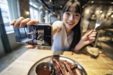 十萬以上粉絲的人都是做什么的-美食探店類如抖音創(chuàng)作者叮叮當干飯了