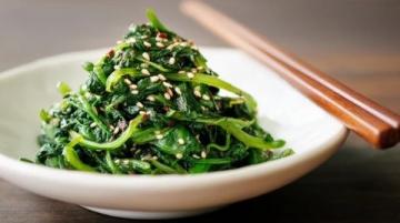 炒菜時(shí)摘下來(lái)的芹菜葉子大家不要再扔了,做蒸菜吃不僅能當(dāng)主食