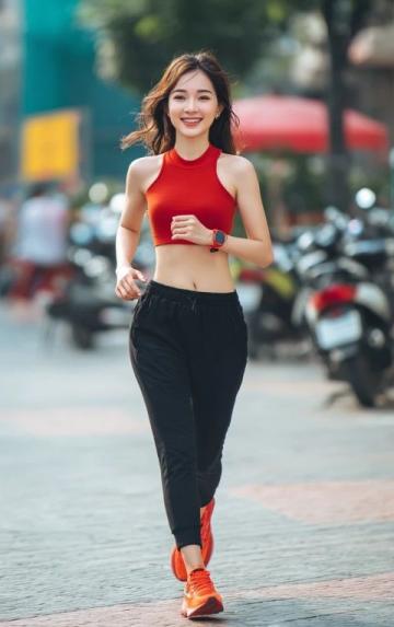 張含韻現(xiàn)身阿塞拜疆街頭暢享美食腰身略顯圓潤(rùn)