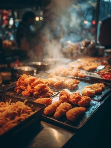 探秘新密美食夜市：文昌大公雞與炭火羊排的魅力