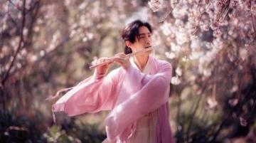 秦孟祿夫婦回高密賞梨花，共游春日美景故鄉(xiāng)情深