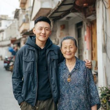 陸毅帶全家游都江堰女兒丹頂鶴長腿吸睛網(wǎng)友盼添帥兒