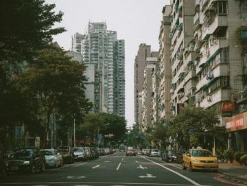 廣州的氣溫漸漸攀升，假期里總想著到戶外走走,交通便利、地鐵直達的白云山