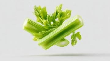炒菜時(shí)摘下來(lái)的芹菜葉子大家不要再扔了，做蒸菜吃不僅能當(dāng)主食