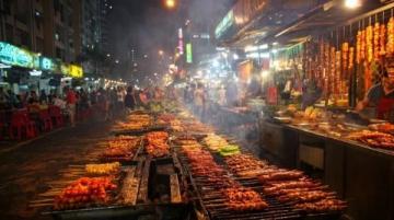 夜幕下的棗莊東湖夜市美景與美食共賞