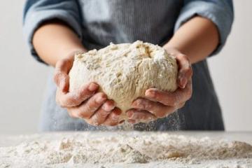 面團(tuán)水量適當(dāng)，加入適量烘烤粉，全面的面包呈現(xiàn)金黃酥脆