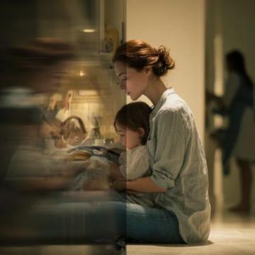 丈夫下午班返家時,照顧小孩