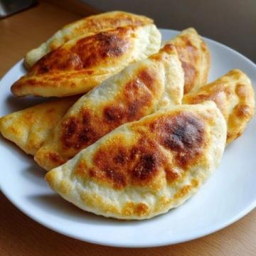小云美食分享今天給大家分享一種家常餡餅的做法，薄皮大餡，非常好吃