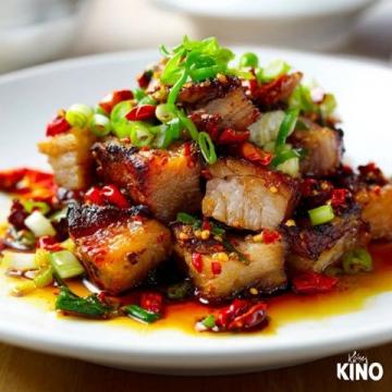 脆皮五花肉是一道特色鮮明的美食，因其獨特的口感與風味而廣受大眾喜愛