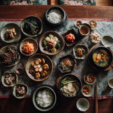 古代美食佳作推薦:穿越時空的味蕾之旅——古代餐飲經營小說精選與避坑指南