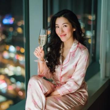 43歲女星車曉素顏逛街感嘆25元酒貴，向往普通情侶生活