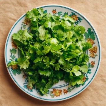 炒菜時(shí)摘下來(lái)的芹菜葉子大家不要再扔了，做蒸菜吃不僅能當(dāng)主食