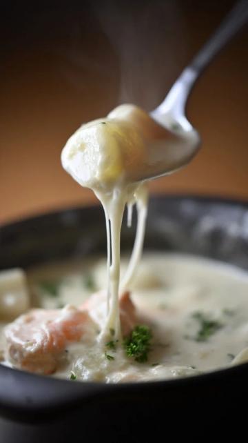 蠔烙:潮汕地區經典傳統小吃,以新鮮生蠔為主要食材,佐以薯粉、雞蛋煎制而成。