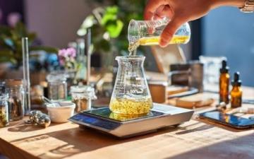 酒精燈使用時往酒精鍋內(nèi)添加酒精應(yīng)注意什么