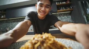 十萬以上粉絲的人都是做什么的-美食探店類如抖音創作者叮叮當干飯了