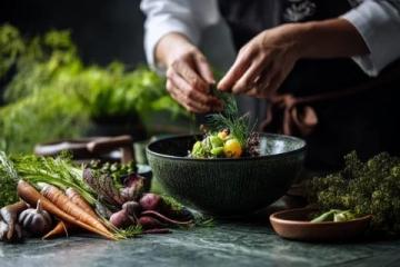 如何煮和晾曬新鮮芝麻葉:傳統美食制作過程詳解