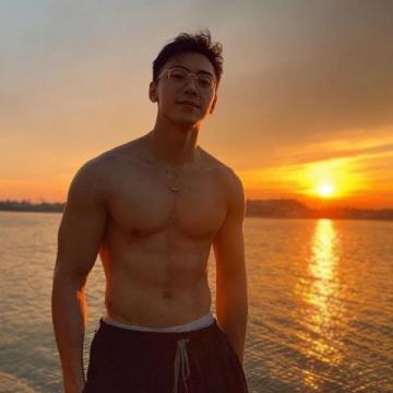 陳奕迅曬出照片配文“復(fù)活后先吃肉