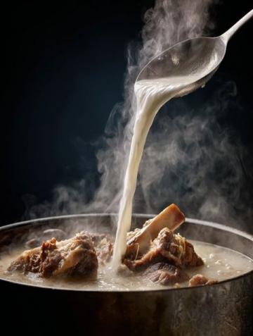 清晨五點的鄉村美味:奶奶親手制作蔥油餅與羊棒骨湯