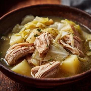 大骨棒燉酸菜(春節(jié)必吃美食)