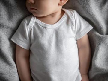 嬰幼兒睡眠安全全攻略：床墊選擇、睡姿調整與環境打造(必看！)