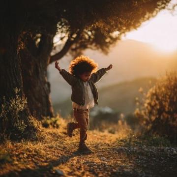 家長強勢包辦,孩子反而缺乏擔當?學會適時放手,培養獨立小勇士!