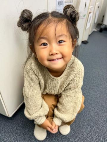謝浩男媽媽許健華成功回歸，帶小女兒上學(xué),還展示廚房神器