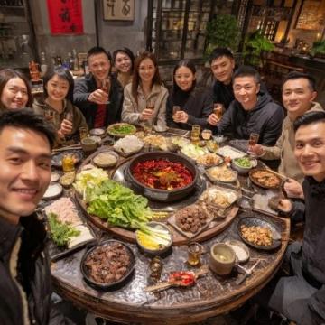 重慶魚(yú)火鍋加盟：八味鍋創(chuàng)新融合滋補(bǔ)藥材的獨(dú)特美食體驗(yàn)