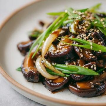 家庭聚餐首選：簡(jiǎn)單美味的香菇蒸滑雞做法