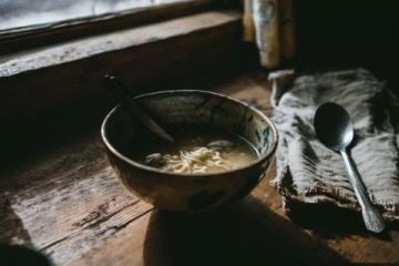 清晨五點的鄉村美味:奶奶親手制作蔥油餅與羊棒骨湯