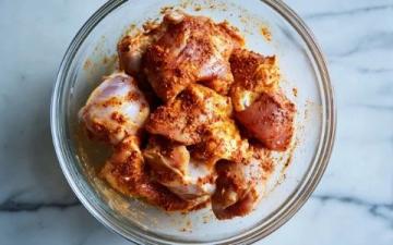 香辣鮮美干鍋雞,雞肉外焦里嫩配蔬菜香料