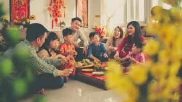 棗紅桌布下的溫馨時刻：一家三代的情感交織與彩禮的故事
