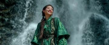 土家少女漫步織錦路，編織歲月精彩人生