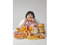 留學(xué)生回國后的報(bào)復(fù)性飲食，是一種普遍存在的現(xiàn)象，它不僅僅是簡單的吃得多