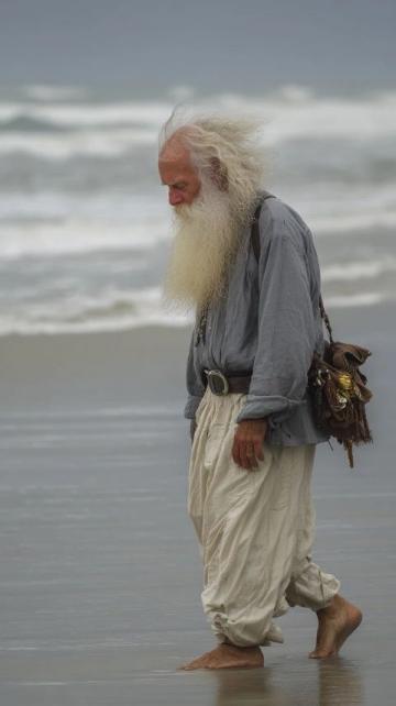 跨越千里的父愛:73歲老父親千里挑擔送土雞蛋,摔跤后第一反應讓人淚目