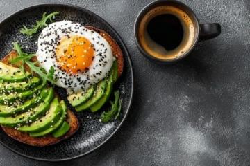早晨黑咖啡、獼猴桃與雞蛋的健康早餐,以及午后輕松聚會美食分享