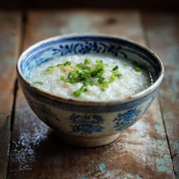 夏日清爽午餐：米粥配小炒，家的味道盡在這一碗